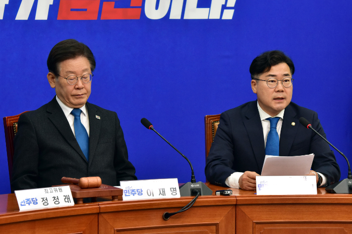 더불어민주당 박찬대 원내대표가 31일 서울 여의도 국회에서 열린 최고위원회의에서 발언을 하고 있다. 윤창원 기자