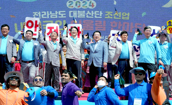 김영록 전라남도지사가 2일 대불종합체육관에서 열린 '2024 전라남도 대불산단 조선업 내·외국인 어울림 한마당' 행사에서 참석자들과 종이비행기를 날리며 안전 및 화합을 기원하는 퍼포먼스를 하고 있다. 전라남도 제공