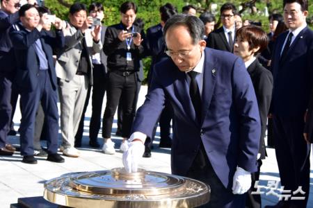 현충탑에 분향하는 추경호 원내대표