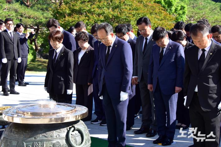 국민의힘 추경호 원내대표를 비롯한 제22대 국회 당 소속 의원들이 3일 서울 동작구 국립서울현충원을 참배하고 있다.