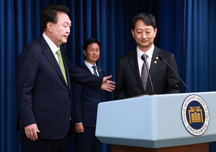 윤석열 대통령이 3일 오전 서울 용산 대통령실 청사 브리핑실에서 열린 국정브리핑에 참석해 동해 석유·가스 매장과 관련해 발언을 마친 뒤 배석한 안덕근 산업통상자원부 장관에게 마이크를 넘기며 브리핑실을 나서고 있다. 연합뉴스