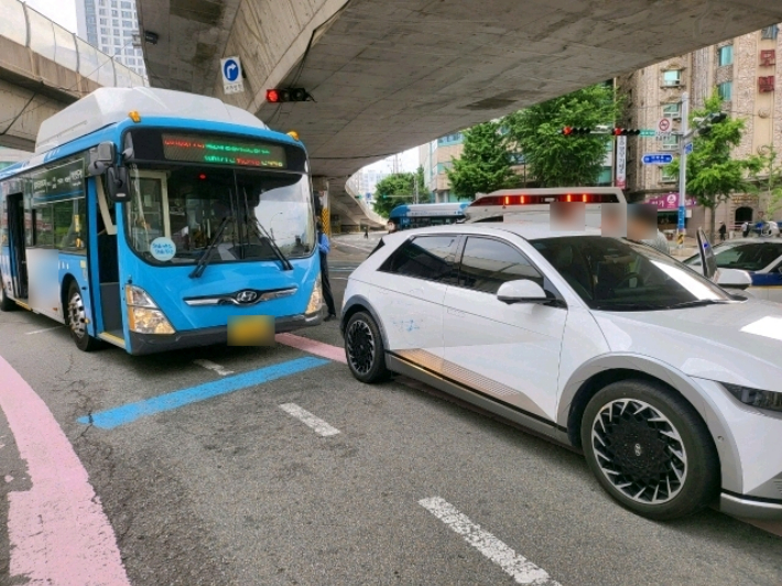 부산의 한 교차로에서 승용차와 시내버스가 충돌해 3명이 경상을 입었다. 부산경찰청 제공