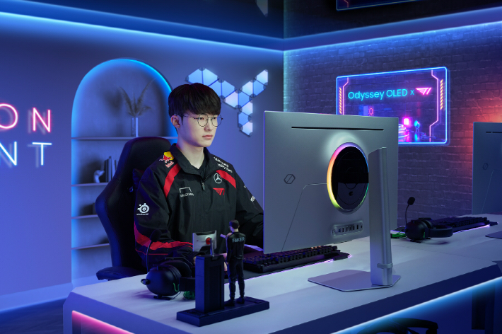 T1 페이커 선수가 삼성전자 OLED 게이밍 모니터 '오디세이 OLED G8(G80SD)'을 소개하고 있다. 삼성전자 제공