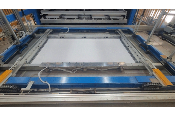 원소재를 가열해 연화시킨 뒤 금형을 위로 올려 외관을 성형하는 공정. 현대차·기아 제공