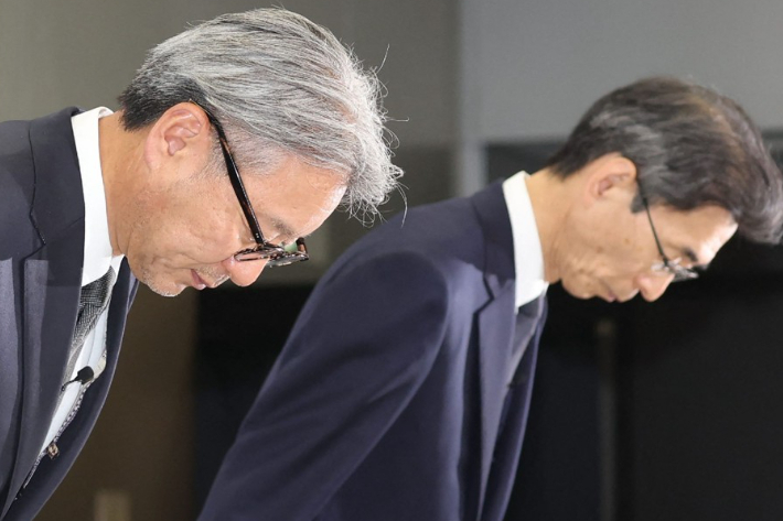  미베 도시히로 혼다 사장이 3일 도쿄에서 열린 기자회견에서 고개 숙여 사죄하고 있다. 연합뉴스