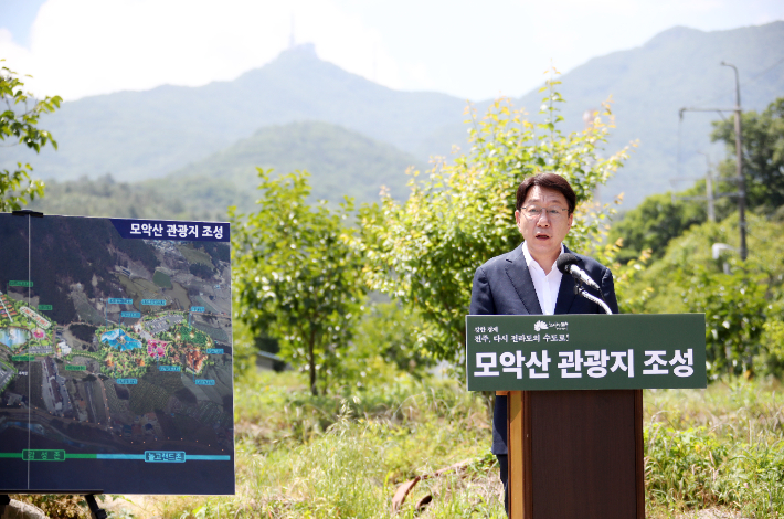 우범기 전주시장이 4일 전주시 중인동 모악산 일원에서 현장 브리핑을 열고 관광지 조성 계획을 밝히고 있다. 전주시 제공