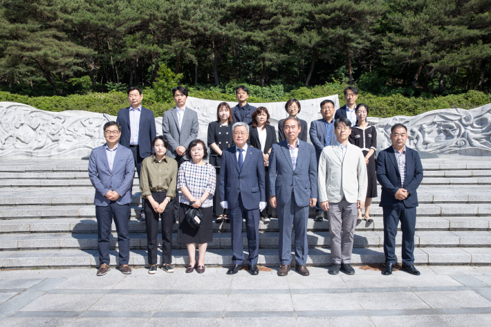 독립기념관 한시준 관장(앞줄 가운데)과 임직원들이 호국보훈의 달을 맞아 순국선열들의 숭고한 정신을 기리는 추모식을 개최했다. 독립기념관 제공