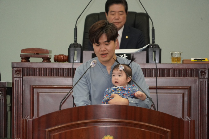 자녀 안고 본회의 발언대 선 대구 남구 이정현 의원