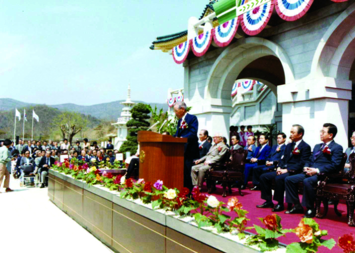 1982년 4월 호암미술관 개관식에서 개관사를 하고 있는 이병철 삼성 창업회장. 삼성전자 제공
