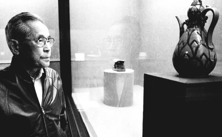 '청자동채표형연화문주자'를 보고 있는 이병철 삼성 창업회장. 삼성전자 제공