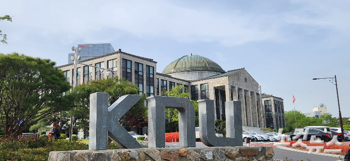 KNU라는 대학 이름의 영문 이니셜 뒤로 경북대 본관과 글로벌프라자가 위치해 있다. 이재기 기자 