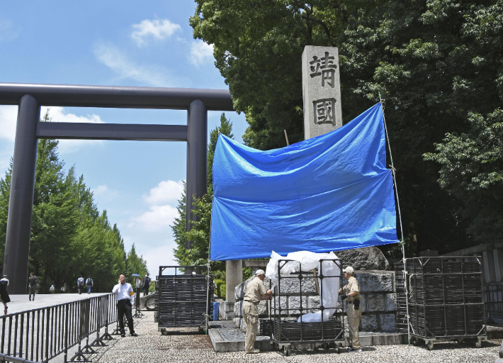 1일 낙서가 발견된 일본 도쿄 야스쿠니신사 입구 돌기둥에 가림막이 쳐졌다. 연합뉴스