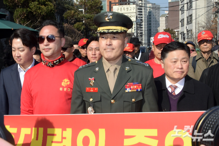 해병대 채모 상병 순직사건 수사 이첩 관련 항명 및 상관명예훼손 혐의로 기소된 박정훈 전 해병대 수사단장(대령)이 21일 오전 서울 용산구 중앙지역군사법원에서 열린 3차 공판에 출석하고 있다. 윤창원 기자