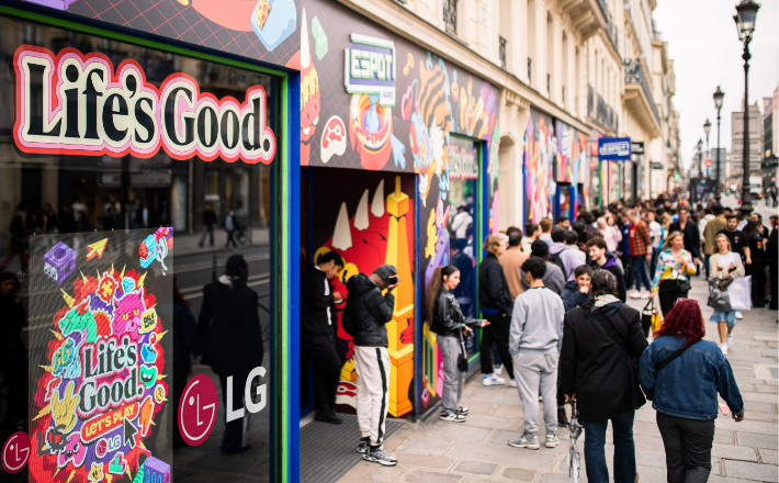 LG전자는 "Life's Good, Let's Play"를 주제로 유럽 최대 e스포츠 경기장인 '이스팟 파리(Espot Paris)'에서 LG전자의 기술과 K-컬처를 체험하는 행사를 개최했다. 사진은 관람객들이 운집한 행사장 외부 전경. LG전자 제공