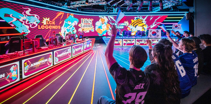 전직 프로게이머들로 구성된 한국 올스타팀과 프랑스 e스포츠팀 '카민 코프'의 경기가 열린 행사장 모습. LG전자 제공