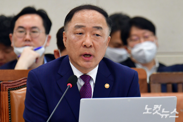 홍남기 전 경제부총리 겸 기획재정부 장관. 윤창원 기자
