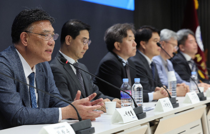 지난달 13일 오후 서울 용산구 대한의사협회에서 전의교협, 대한의학회 주최로 열린 '의대입학정원 증원의 근거 및 과정에 대한 기자회견'에서 이병철 변호사가 취재진의 질문에 답하고 있다. 연합뉴스