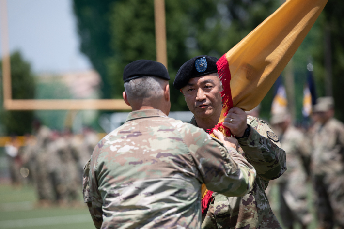 박진 준장이 주한미군 19지원사령부 부대기를 전달받고 있다. 주한미군 제19지원사령부 제공