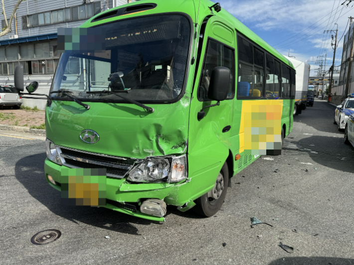 지난달 16일 부산 사하구의 한 교차로에서 음주운전을 하던 마을버스 기사가 승용차를 들이받아 2명이 다쳤다. 부산경찰청 제공