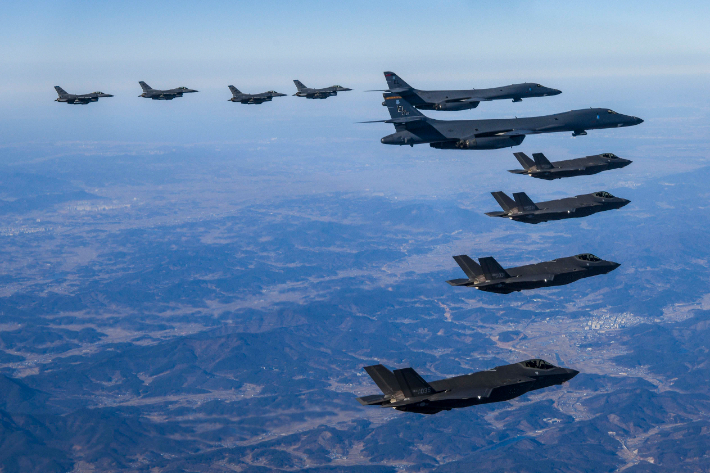 지난해 2월 한미 공군이 한반도 상공에서 미국 공군 B-1B 전략폭격기가 참여한 가운데 연합공중훈련을 실시하고 있다. 합참 제공