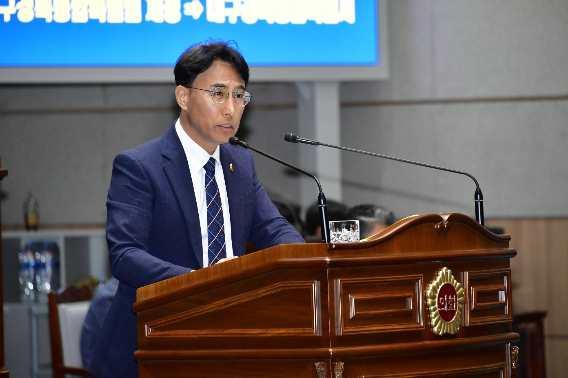 광주시의회 박필순 의원이 5일 광주시의회 본회의에서 시정질문을 하고 있다. 광주시의회 제공