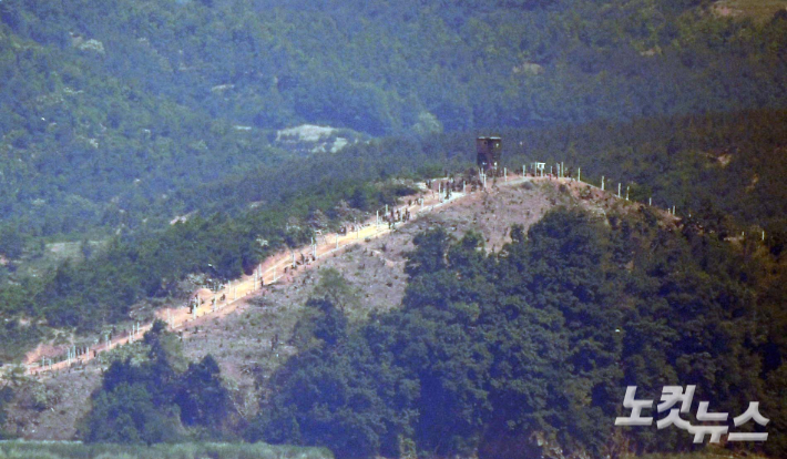 정부가 남북간 상호신뢰가 회복될 때까지를 기한으로 9·19 군사합의를 완전 효력정지를 결정하면서 과거의 첨예한 군사적 대치 상태로 돌아간 가운데 5일 오전 경기 파주시 오두산통일전망대에서 바라본 북한의 한 초소에서 북한군이 진지 공사를 하고 있다. 황진환 기자