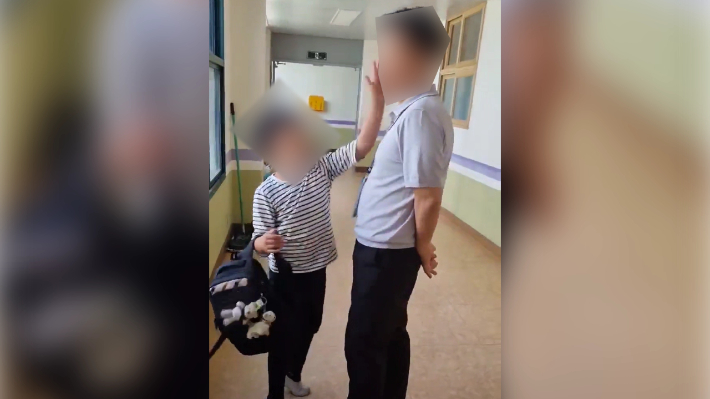 지난 3일 전주의 한 초등학교 3학년 학생이 무단조퇴를 제지하는 교감의 뺨을 때리고 있다. 전북CBS 유튜브 캡처