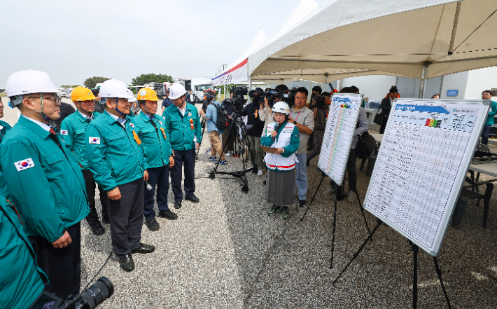 이상민 행정안전부 장관이 5일 오후 인천국제공항에서 열린 '2024 READY korea 2차 훈련'에서 관계자 브리핑을 듣고 있다. 연합뉴스