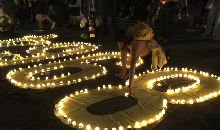 톈안먼 민주화 시위 35주년 추모 집회. 참석자들이 광장 바닥에 1989년 6월4일을 뜻하는 '8964'를 촛불로 형상화 했다. 연합뉴스