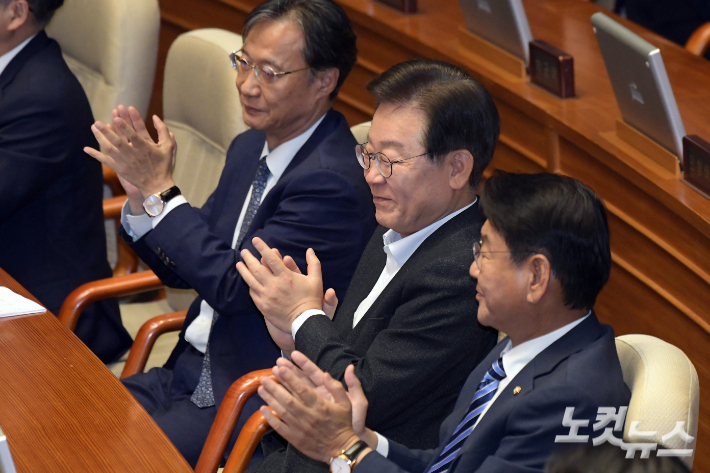 제22대 국회 첫 본회의가 열린 5일 서울 여의도 국회 본회의장에서 더불어민주당 이재명 대표가 우원식 신임 국회의장이 선출되고 박수를 치고 있다. 윤창원 기자