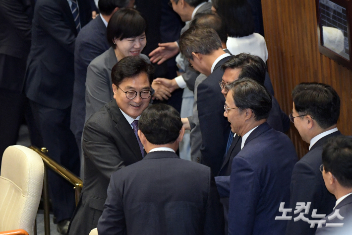 제22대 국회 첫 본회의가 열린 5일 서울 여의도 국회 본회의장에서 국회의장 후보인 더불어민주당 우원식 의원이 투표를 위해 줄을 서서 기다리는 의원들과 인사를 하고 있다.  이날 본회의에서 우원식 의원은 국민의힘 의원들이 불참한 가운데 제22대 국회 전반기 국회의장으로 선출됐다. 윤창원 기자