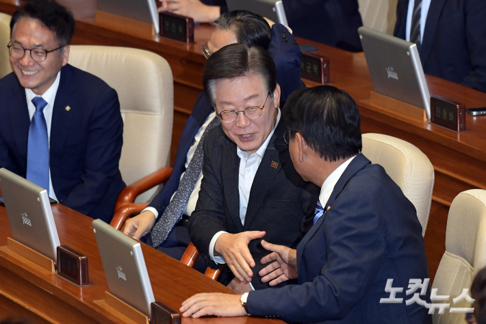 제22대 국회 첫 본회의가 열린 5일 서울 여의도 국회 본회의장에서 더불어민주당 이재명 대표가 의원들과 인사를 하고 있다. 윤창원 기자