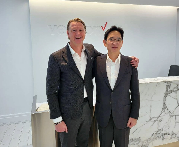 지난 2021년 11월 이재용 당시 삼성전자 부회장이 버라이즌 본사를 방문해 한스 베스트베리 CEO와 기념 촬영을 하고 있다. 삼성전자 제공