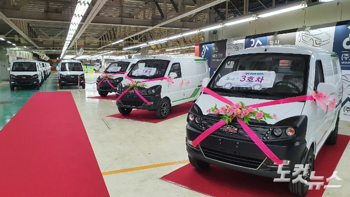 (주)명신이 첫 위탁생산한 전기차. 도상진 기자 