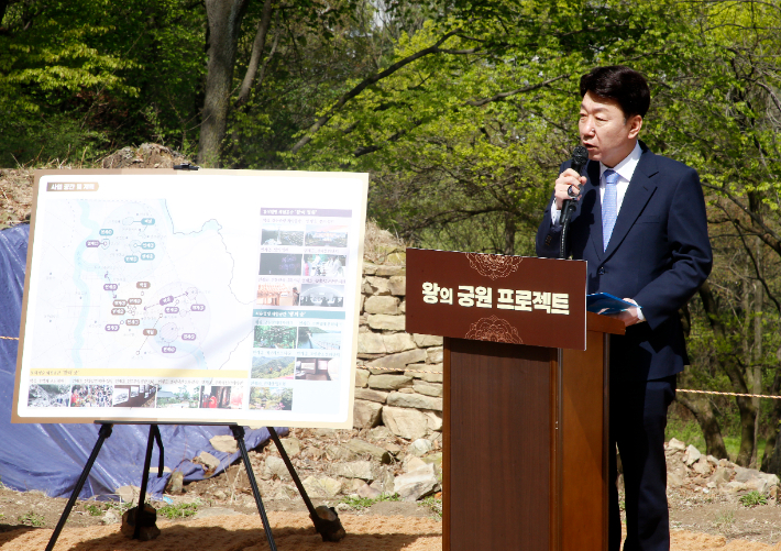 우범기 전주시장이 지난해 4월 12일 전주시 동고산성에서 '왕의 궁원 프로젝트 현장 브리핑'을 열고 사업 계획을 설명하고 있다. 전주시 제공