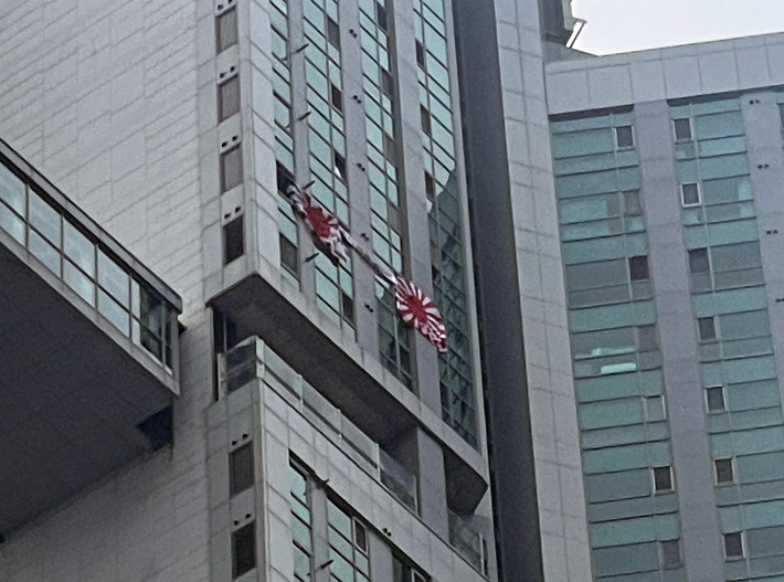 현충일인 지난 6일 부산 수영구의 한 주상복합건물 창문에 욱일기가 걸려 있다. 연합뉴스 