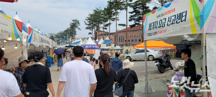 강릉단오제가 지난 6일 개막한 가운데 바가지요금 근절을 위한 신고센터를 운영하고 있다. 전영래 기자 