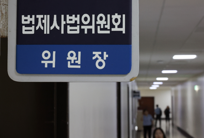 법사위 위원장, 어느 당으로?     (서울=연합뉴스) 신준희 기자 = 제22대 국회 원 구성 법정 시한인 7일 국회 법제사법위원장실이 아직 비어 있다.      여야는 이날 오전 우원식 국회의장 주재로 원내대표 회동을 열어 원 구성 협상을 이어갈 계획이었으나, 국민의힘이 불참 의사를 밝히며 무산됐다. 2024.6.7     hama@yna.co.kr (끝)   연합뉴스