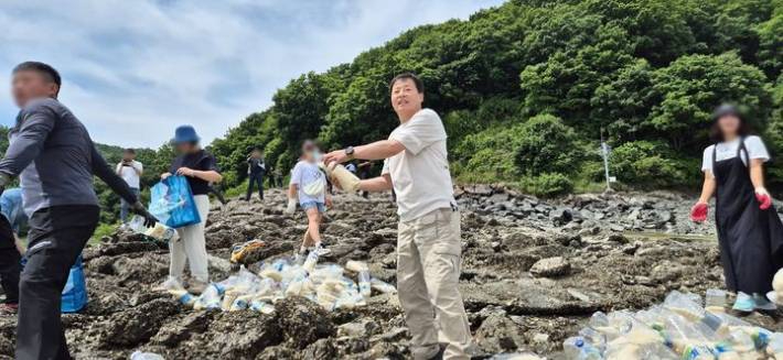 탈북민단체 큰샘이 7일 오전 쌀 500㎏이 담긴 페트병을 북한 측으로 보냈다고 밝혔다. 박정오 대표 제공