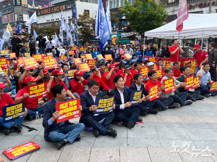 더불어민주당 전북지역 국회의원과 당원, 해병대 단체, 전북지역 시민사회단체는 8일 오후 4시 전북대학교 구정문 앞에서 '윤석열 정권 규탄 및 해병대원 특검법 관철을 위한 전북도민대회'를 개최했다. 남승현 기자