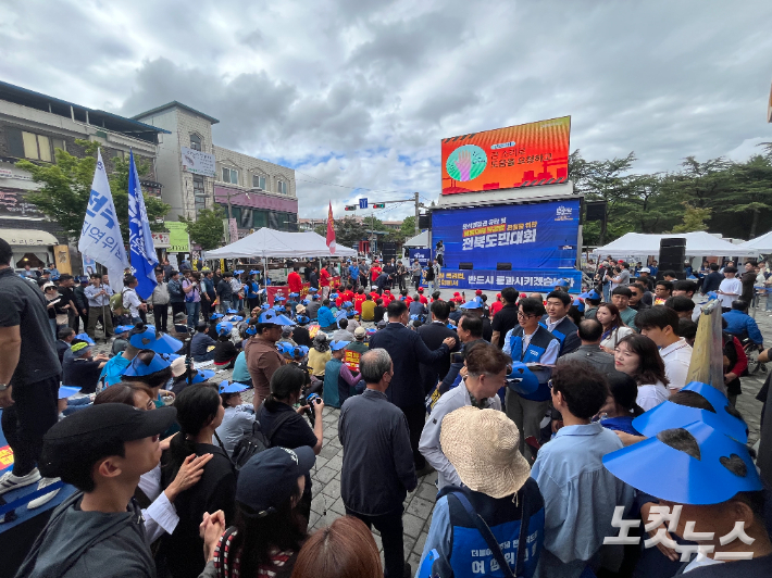 8일 오후 4시 전북대학교 구정문 앞 '윤석열 정권 규탄 및 해병대원 특검법 관철을 위한 전북도민대회'가 열리고 있다. 남승현 기자