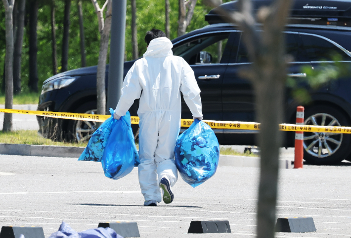 관계자가 북한이 살포한 것으로 추정되는 오물 풍선 잔해를 수거하고 있다. 연합뉴스 