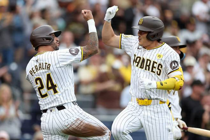 2회말 홈런을 치고 들어온 김하성(오른쪽)이 데이비드 페랄타와 팔뚝을 맞대며 기뻐하고 있다. AFP=연합뉴스