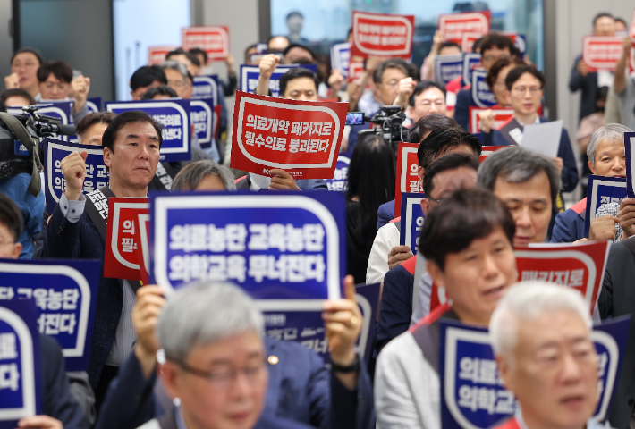 투쟁구호 외치는 의사들. 연합뉴스