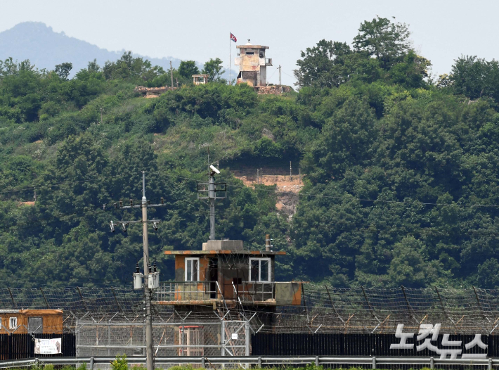 5일 오전 경기 파주시 접경지역에서 바라본 우리 군 초소와 북한 초소가 마주보고 있다. 황진환 기자