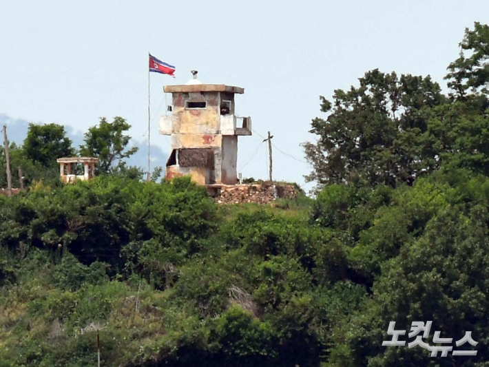 5일 오전 경기 파주시 접경지역에서 바라본 북한 초소에 인공기가 펄럭이고 있다. 황진환 기자