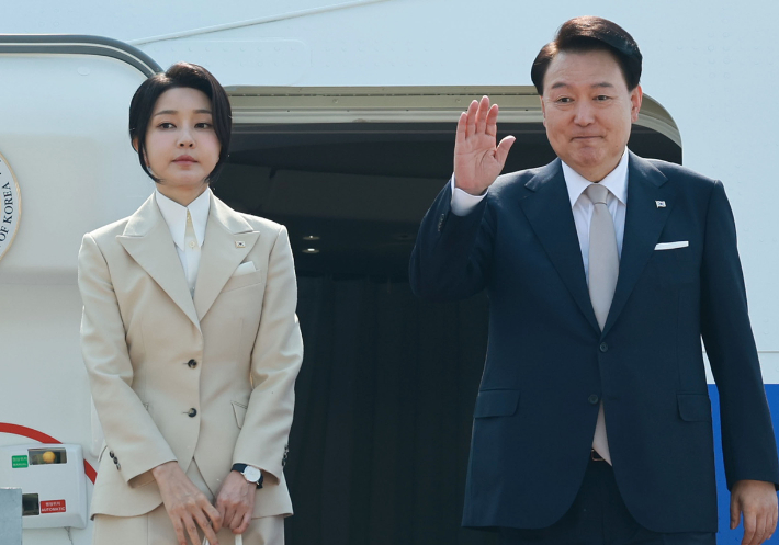 윤석열 대통령과 부인 김건희 여사가 10일 경기 성남 서울공항에서 투르크메니스탄, 우즈베키스탄, 카자흐스탄 등 중앙아시아 3개국 방문차 출국하며 전용기인 공군 1호기에 올라 인사하고 있다. 연합뉴스