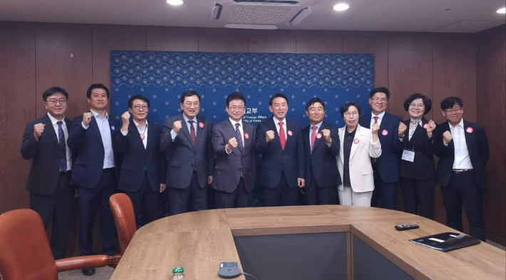 주낙영 경주시장과(왼쪽 네번째부터)과 이철우 경북지사,  김석기 국회의원 등이 PT발표전 필승 퍼포먼스를 하고 있다. 경주시 제공