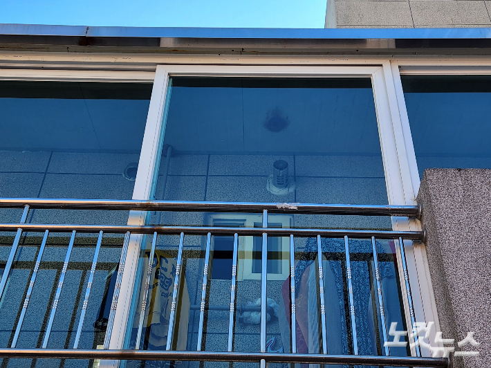 일산화탄소 중독 추정 사고가 발생한 세대의 보일러 연통이 지붕과 창문으로 밀폐된 모습. 정혜린 기자