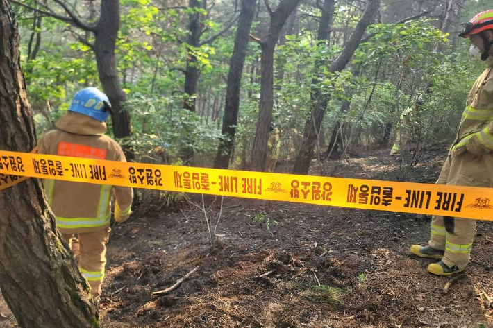 지난 10일 오후 4시 40분쯤 강원 춘천시 동내면 학곡리의 한 야산에서 불이 난 가운데 화재 현장에서 오물 풍선이 발견됐다. 강원소방본부 제공.